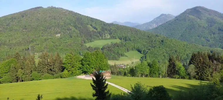 Zweitwohnsitzmöglichkeit am Fuße des Gaisbergs
 - Grundstück mit Baugenehmigung und Altbestand