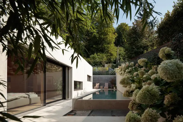 Moderne Architektenvilla mit Festungsblick