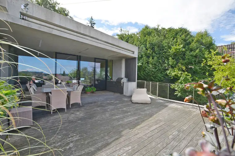Moderne Architektenvilla mit Festungsblick