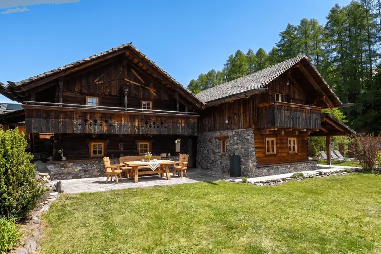 Romantisches Chalet-Ensemble in idyllischer Lage / Lungau - Einzigartiger Rückzugsort am Bach: historisches Chalet-Ensemble mit Troadkasten