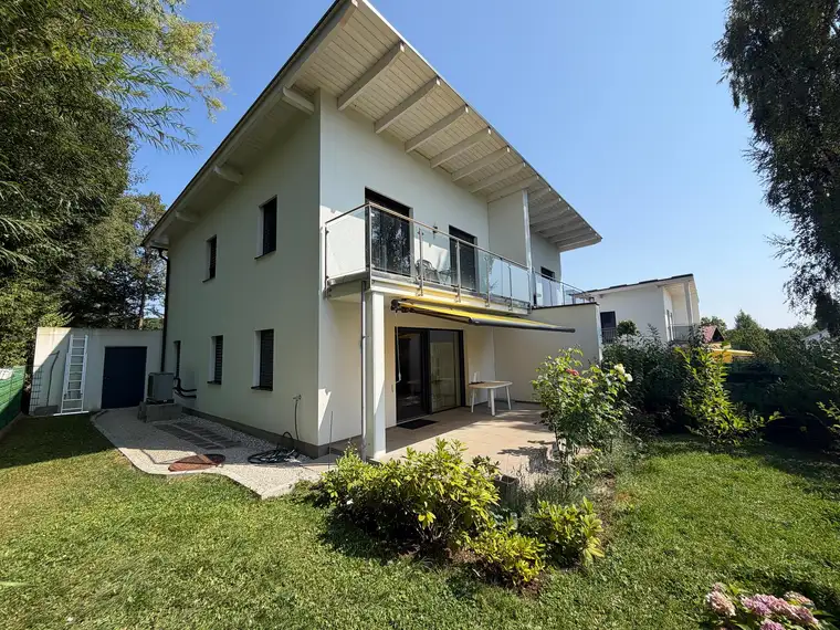 Litzlberg am Attersee: Moderne Doppelhaushälfte in ruhiger Lage - mit Seezugang