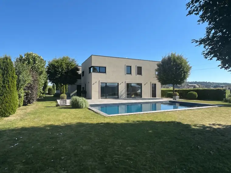10 Minuten zum Mattsee - Exklusive Designvilla in unverbaubarer Grünlage mit Pool und Panoramablick