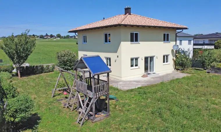 Modernes Einfamilienhaus mit großzügigem Grundstück in zentraler Lage von Perwang