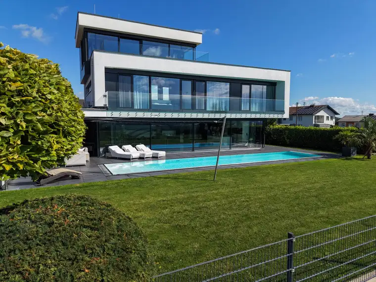 Moderne Design-Villa mit Bergkulisse