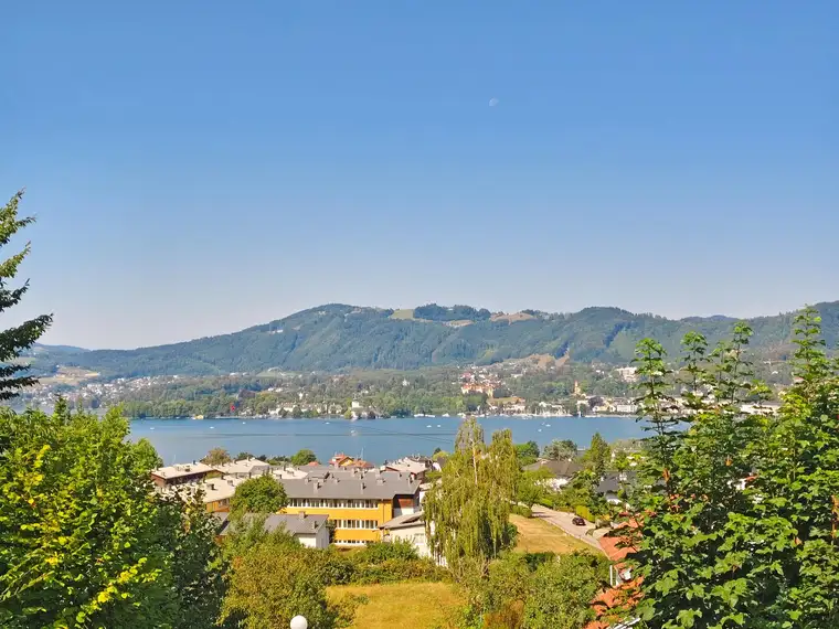 Exklusive Terrassenwohnung in Sonnenhanglage mit Panoramablick auf den Traunsee und Schloss Ort