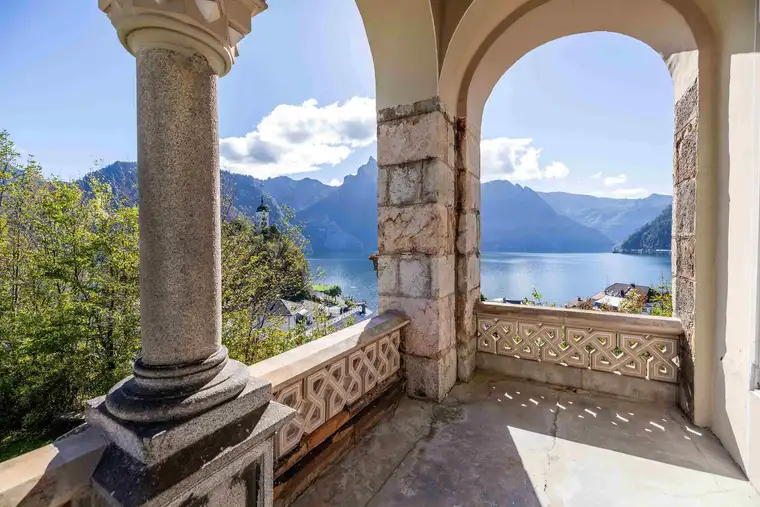 Repräsentatives Anwesen in herrlicher Aussichtslage oberhalb des Traunsees - mit Seegrundstück samt Steg und Boje