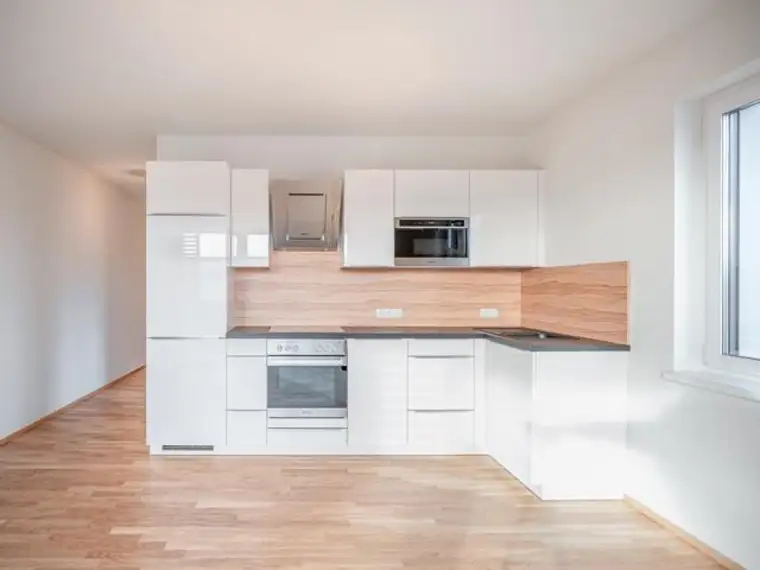 TRAUMWOHNUNG mit traumhaftem Garten +++ Luxusausstattung inklusive Parkplatz, BK, HK und Strom