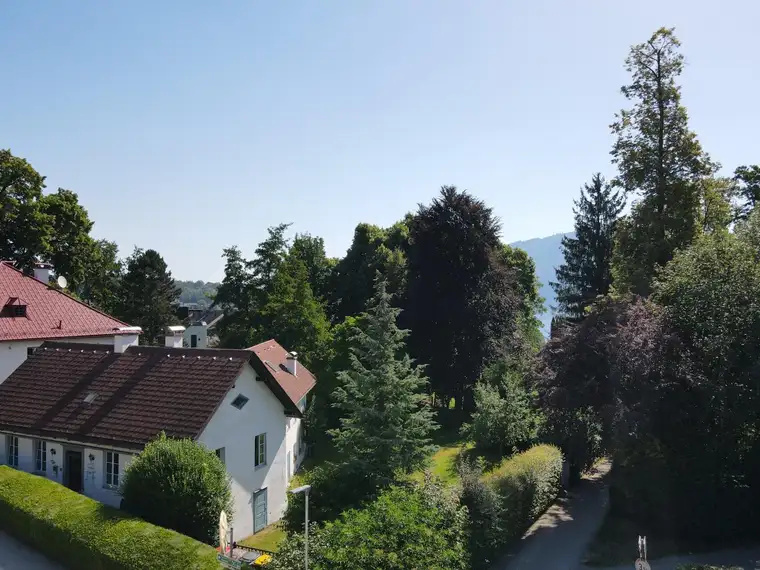VERMITTELT - PERFEKT zu VERMIETEN ! ANLEGERWOHNUNG mit Blick auf den Schlosspark &amp; Traunstein - 2-Zimmer - große Loggia - zentral
