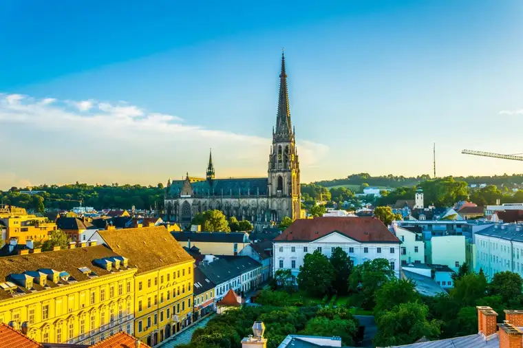 SEHR ZENTRAL in LINZ - Stadthaus - gute Sichtbarkeit - attraktive Rendite - DG Ausbaupotenzial mit Panoramasicht
