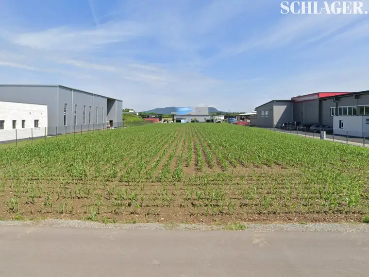 Gewerbe- und Industriegrundstück in Autobahnnähe