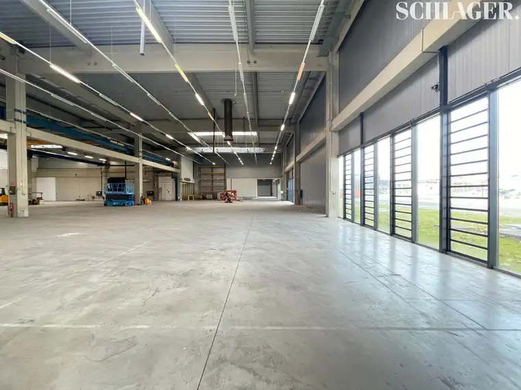 Hallen im Gewerbe- und Industriepark an der A9-Autobahn