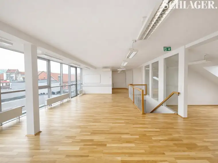 Lichtdurchflutetes Maisonette-Büro mit Dachterrasse