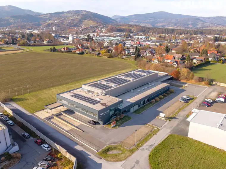 Moderne Gewerbeimmobilie mit Baureserve