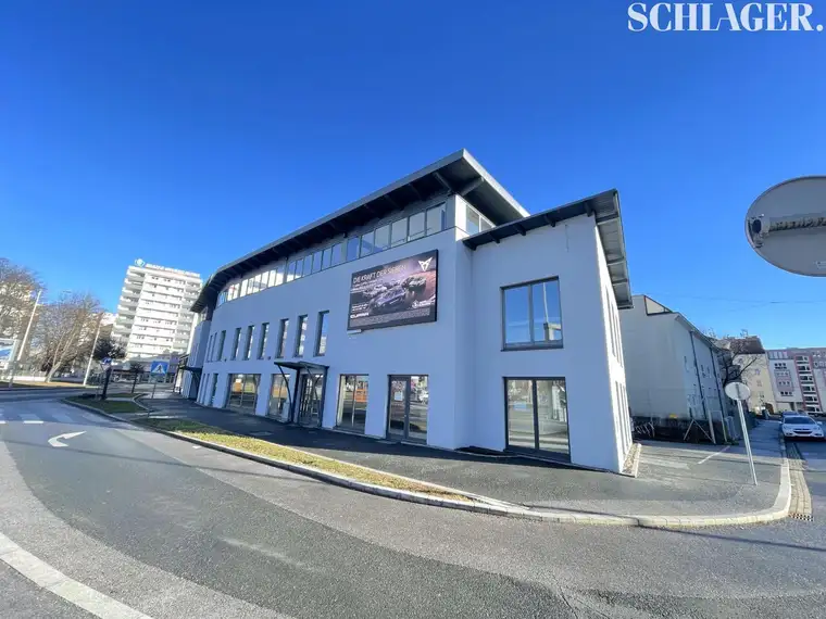 Modernes Büro mit Parkplätzen in Frequenzlage