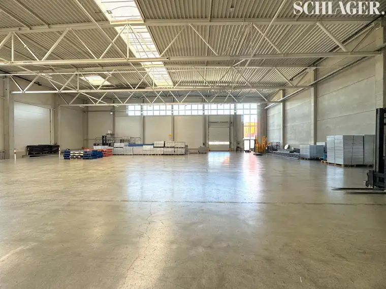 Hochwertige Industrie- und Logistikhalle mit Bürotrakt