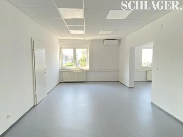 Klimatisierte Büroeinheit mit Parkplätzen und Balkon