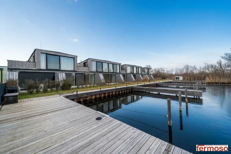 Am Segelhafen West: 2-Zimmer-Wohnung mit Eigengarten, Wasserblick &amp; 39-m²-Wohnküche