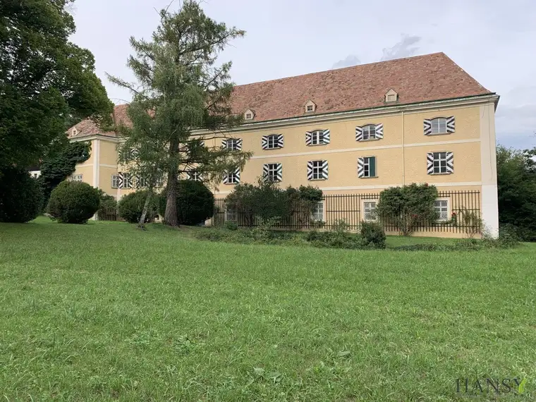 Traumhafte 3-Zimmer-Wohnung mit Garten im Schloss Strelzhof – Ihr neues Zuhause wartet!