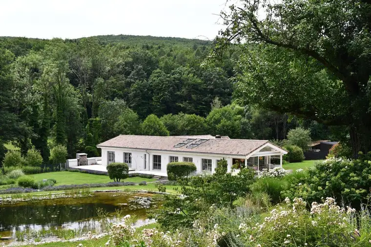 Beeindruckendes Chalet in Wolfsgraben: Luxus pur mit traumhafter Gartengestaltung und Innenpool