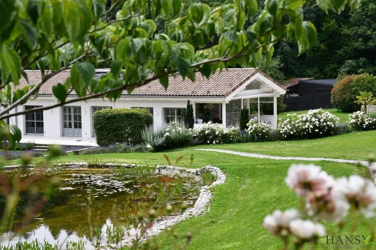 Luxus-Chalet in Wolfsgraben mit beeindruckendem Innenpool und exzellenter Gartengestaltung