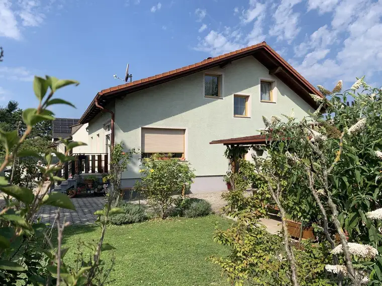 Großzügiges, bezugsfertiges Traumhaus mit Baugrund, Doppelgarage und Gartenidylle