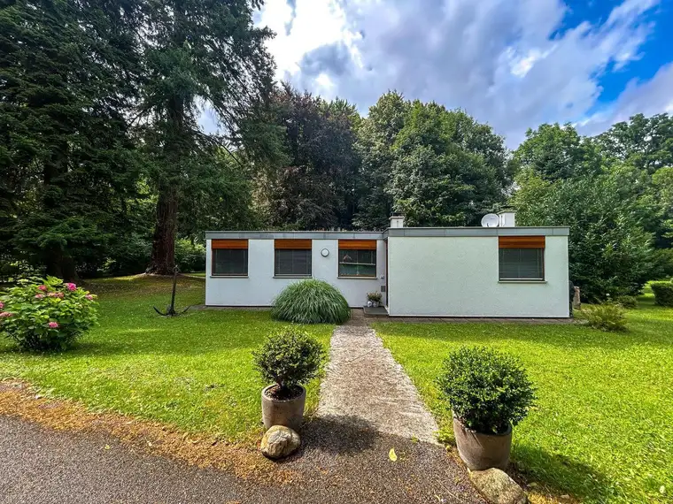 Wohnen mitten im Schlosspark Seebenstein, mit Pool und Tennisplätzen, nahe bei Wien