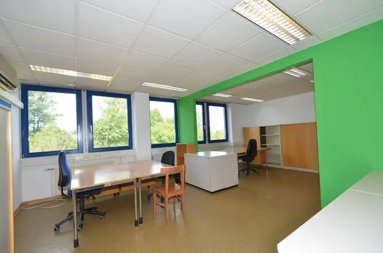 Helles Büro inklusive Lagerfläche