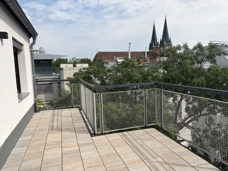 Ruhige 68 Dachwohnung plus 18m² Südterrasse - saniertes Haus