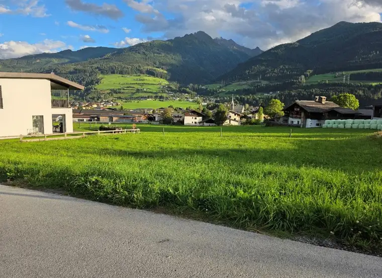 Voll erschlossenes Baugrundstück in 5722 Niedernsill, mit Blick auf die Gipfel der Hohen Tauern