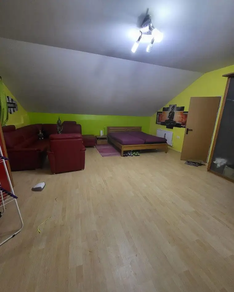 Haus, große Halle + 20 Parkplätze mit sehr großem Potenzial. auch für Bauträger. Privat,r