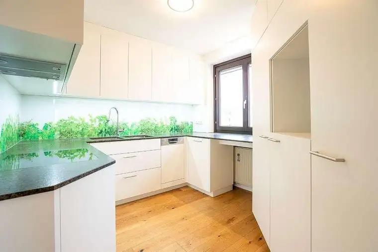 Sanierte 4 Zimmer Wohnung mit Balkon, Tiefgarage in Bestlage