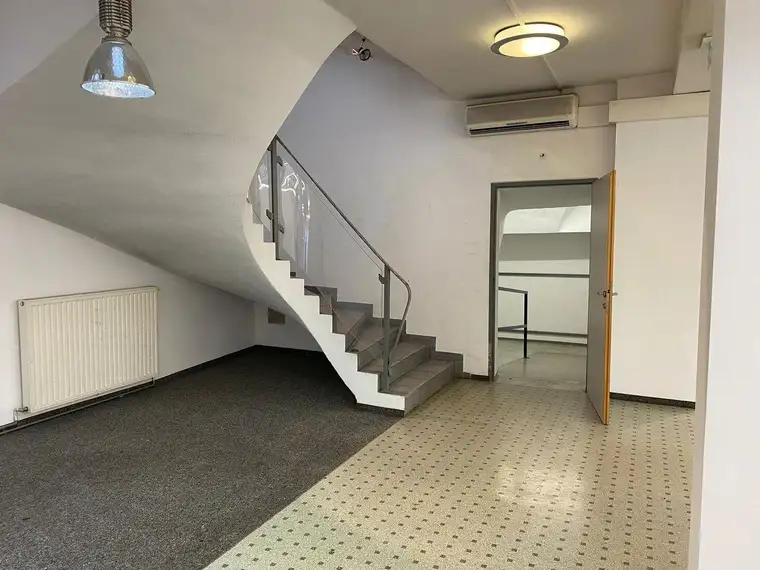 Ladenlokal und Büroflächen