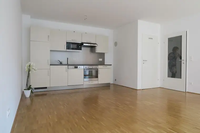 Sonnige 2-Zimmerwohnung, 5. Stock, Balkon Garage. Privatverkauf, kein Makler.
