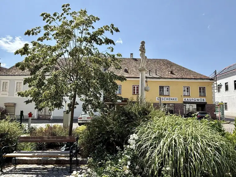 OHNE MAKLER! Traumlage am Rathausplatz - helle Wohnung im Herzen Pulkaus