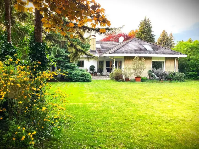 Stilvoller Familientraum in Topruhelage mit parkähnlichem Garten