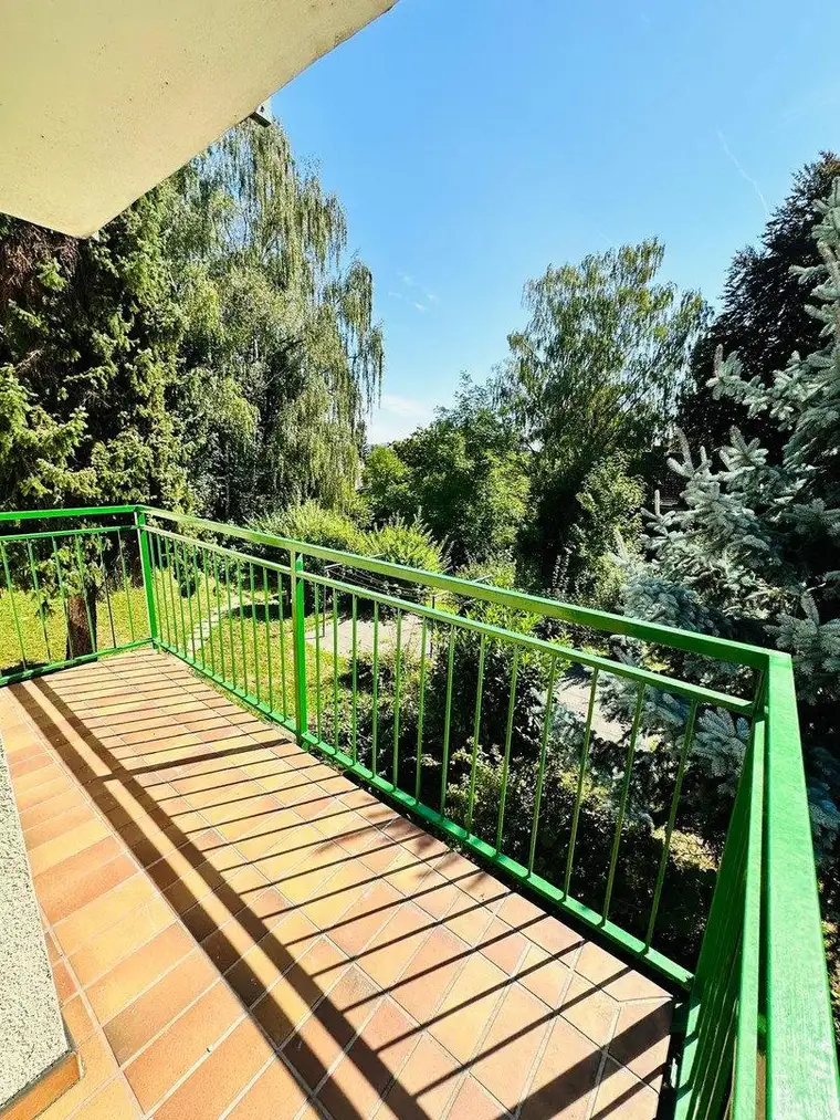 Hochwertig sanierte 2-Zimmer-Anlegerwohnung mit 9 m² Balkon ins Grüne - absolute Ruhelage