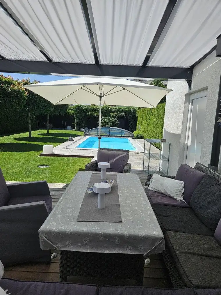 Neuwertige Doppelhaushälfte mit Gartenparadies, Pool, Sauna, im Villenviertel beim Wasserwald