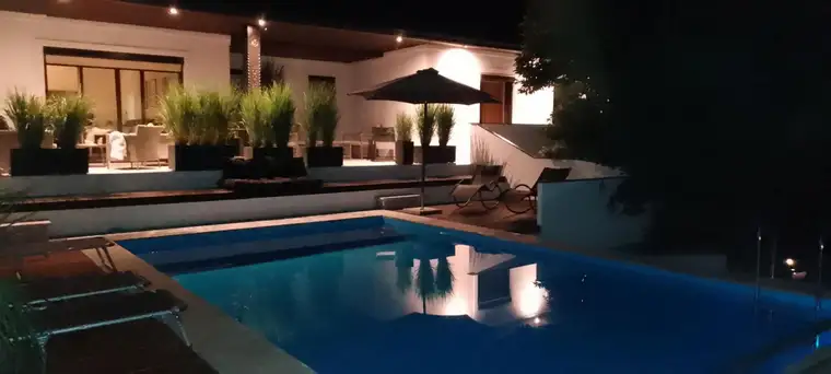 Villen Etage mit eigenem Pool Bereich 5 Minuten vom Badesee