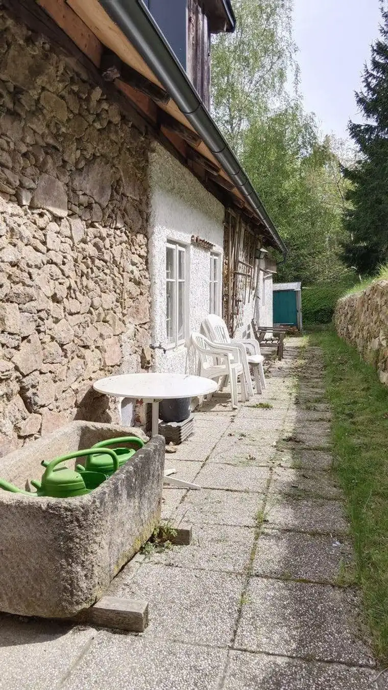 Traditionelles Bauernhaus mit 800m² Baugrund und 6000m² Grünland
