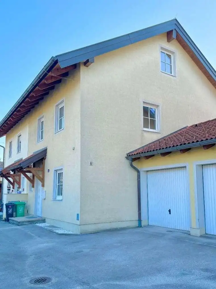 ruhig gelegene Doppelhaushälfte + Garage mit niedrigen Betriebskosten