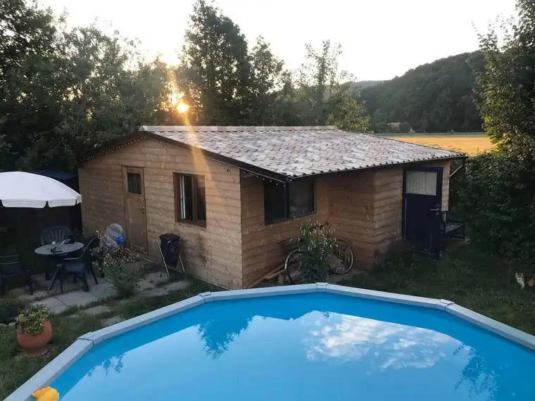 Winterfestes Tiny House mit großem Pool auf Pachtgrund in Hainfeld zu vergeben.