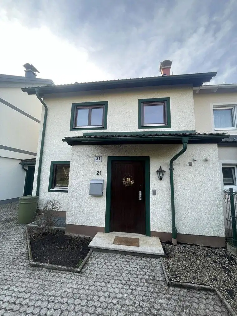 Teilmöbliertes 5-Zimmer Reihenhaus mit Garten, Garage, Keller