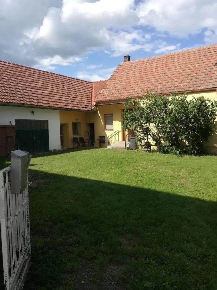 Baugründe, Obstgärten und idyllisches Einfamilienhaus