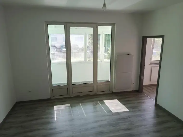 PRIVATVERKAUF! Großzügige 3-Zimmer Wohnung mit Loggia und Garage