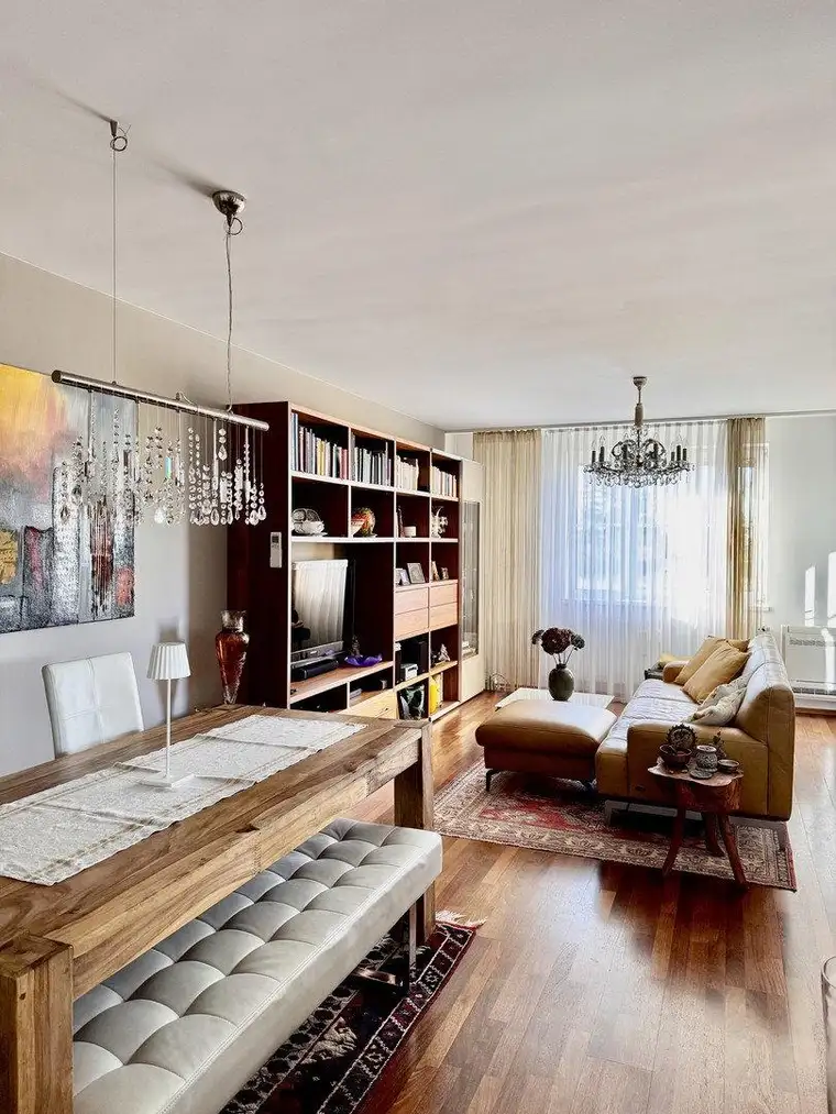 Wohnen in Lobaunähe mit Stil &amp; Grünblick: 4-Zimmer-Wohnung mit Klimaanlage, Westbalkon &amp; Tiefgarage