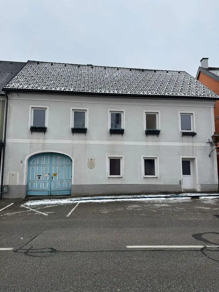 Attraktives Mehrfamilienhaus mit zwei Wohneinheiten und großem Garten im Zentrum