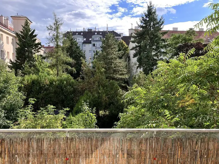 Helle, modernisierte 1-Zimmer-Wohnung mit Balkon in absoluter Ruhelage mit Garagenoption