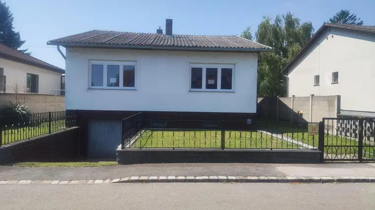 Privatverkauf Einfamilienhaus mit überdachtem Pool im Garten und Familiensauna im Keller