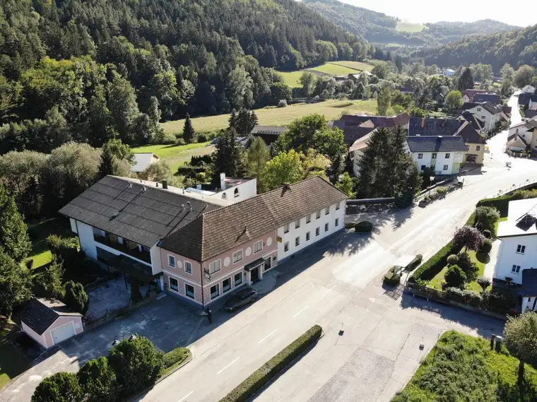 Geräumige möblierte Altbauwohnung im Grünen - Garten &amp; Parkplatz