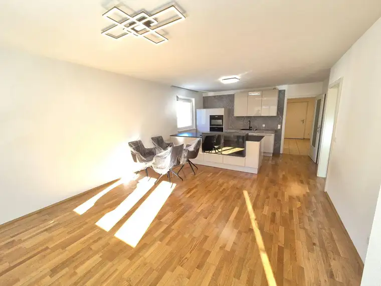 Moderne 3-Zimmer Wohnung mit Balkon und TG-Platz in Neualm zu verkaufen
